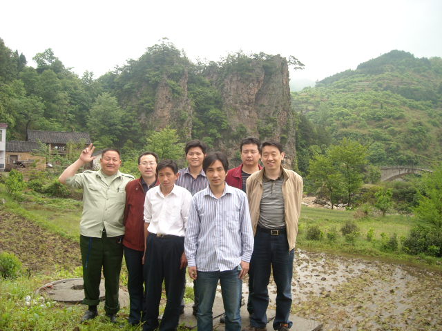 胖子好高兴与合肥本家们合影在皖西汪家大湾小黄山