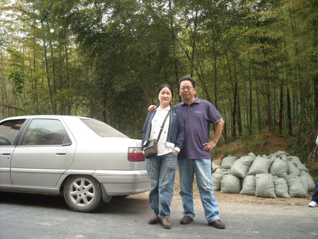 在金寨深山老林处武林和夫人今年是结婚十四年纪念日