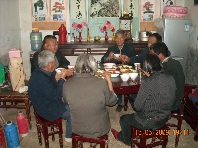 晚饭汪家人坐在一起好不热丫闹