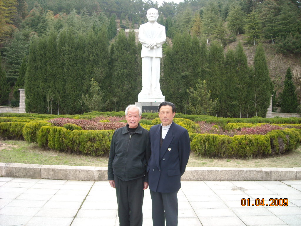 达梧与光华在赵朴初雕像前合影