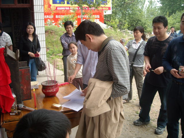 贵章秘书长正在看金寨越国堂汪氏字派世系图