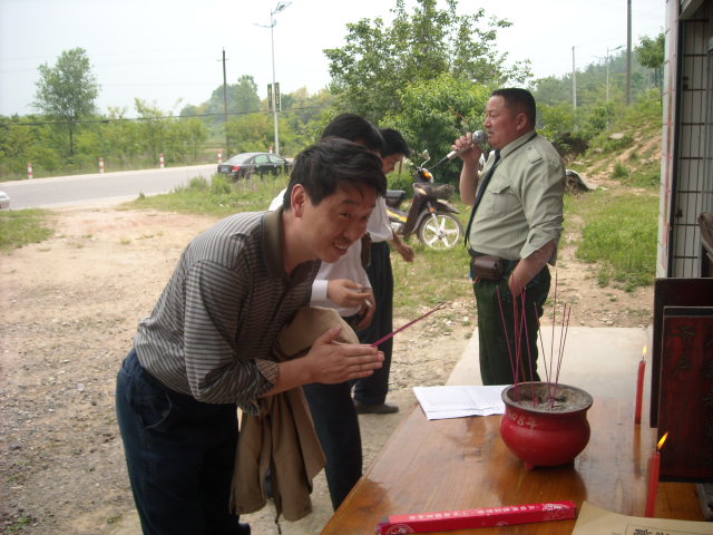 胖子道生用话筒欢迎合肥本家们到来