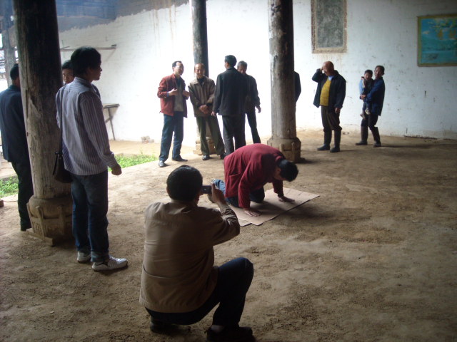 贵章在大殿前跪拜先祖
