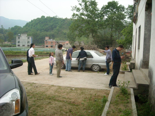 德海正在打电话向家里报喜已到古碑汪家祠堂