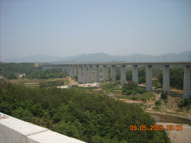 今年四月一日通车合肥----武汉高速铁路高架桥像两条巨龙穿越大别山红色土地