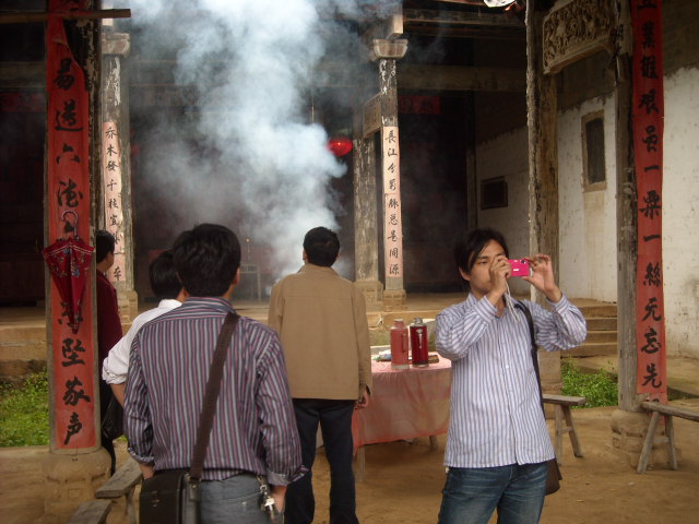 合肥汪氏宗亲联谊会代表所有合肥本家们心愿在宗祠内敬香放烟花