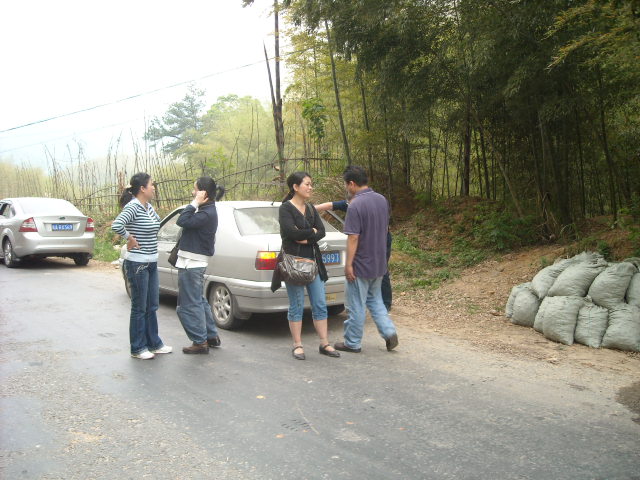 汪家女儿及汪家儿媳还是驾车高手呢？