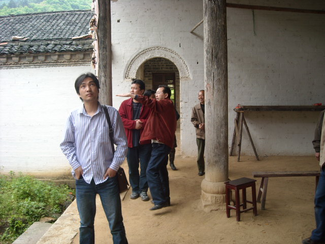 达群花石乡中心校校长介绍汪家宗祠风水宝地！