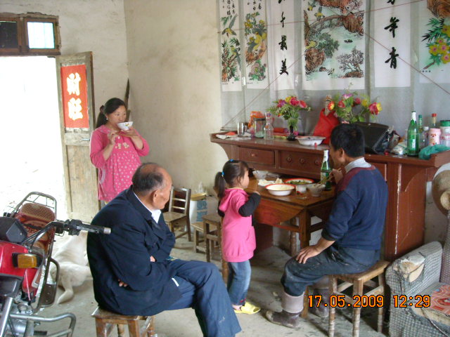 一家四代人和睦相处