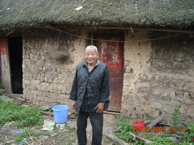 孙岗乡老楼村汪金发91岁[89世]九个子女夫人王善荣今年78岁从小双目失明身体很好，九点多钟非要我在他家吃中