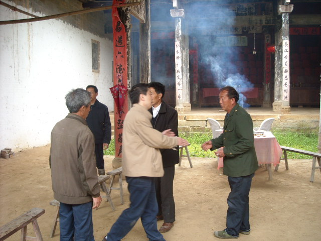 随着时间按排我们一行要到古碑及梅山县城修理小汽车！