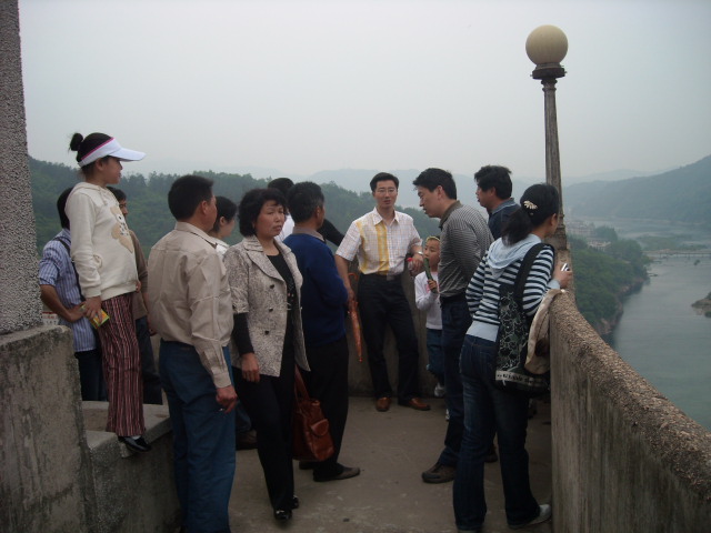 大家细心听电站主任立品讲解大坝建设经过，和合肥地震局主任贵章探讨此大坝能抗震八级地震