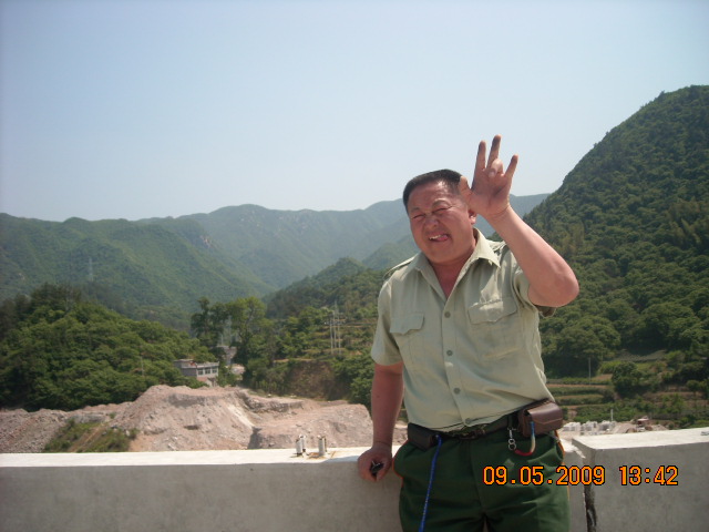 胖子道生今天五日九日上骑看摩托车又去了花石乡，因在五月一日在与步胜本家们吃晚饭时把驾驶证与钱包丢在花