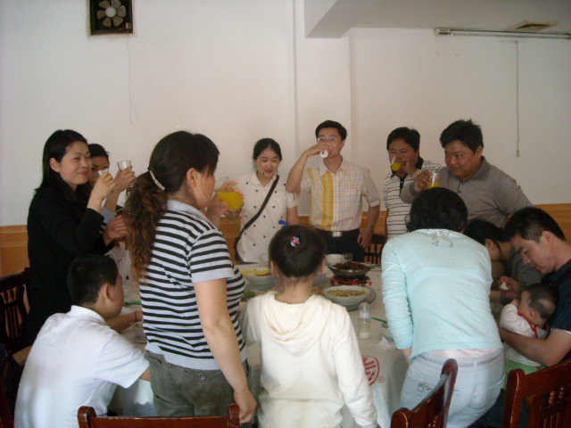 汪家的媳夫、女婿、女儿、小朋友也来喝一杯，祝我汪家人丁兴旺永远发达！