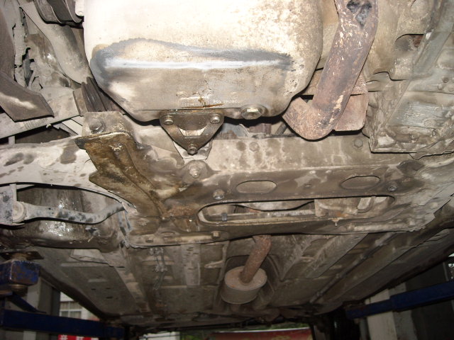 小车油底壳破裂