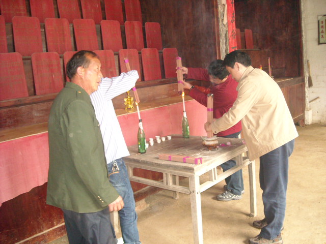 贵章、海声、明祥、大湾汪达新四人在汪家烈祖列宗牌位前上香