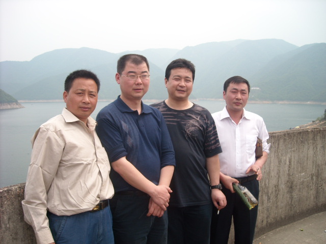 中饭后大家参观了梅山水库大坝，当时是由苏联老大哥设计得中国之最的空心连拱坝，我弟弟道友和合肥本家们在