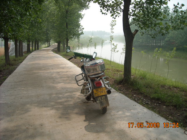 摩托车行驶乡间小路上