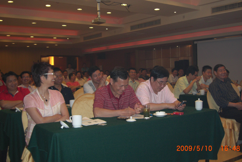 产生新一任领导机构后，与会代表喜笑颜开