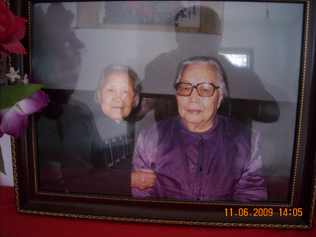 汪荣华与三弟媳黄守英在北京合影一个半月后逝世