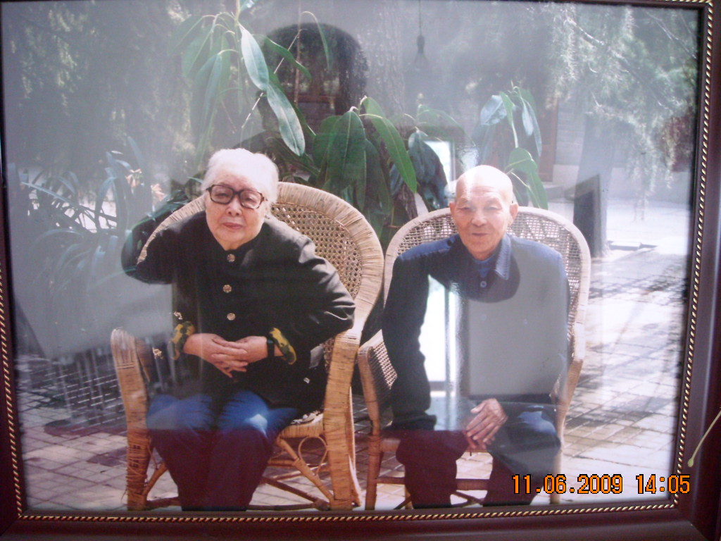 荣华在北京与三弟法立合影