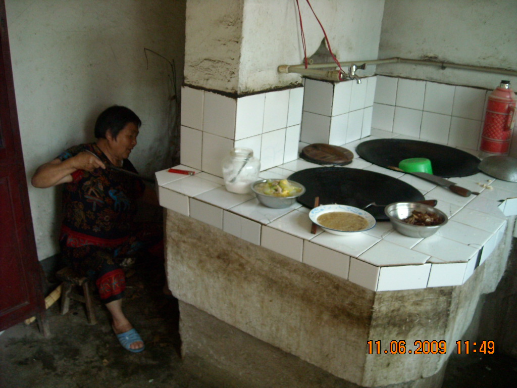 汪家友夫人我婶婶留我吃中饭[孙乃保经理老岳母]我们认家们已有20多年了，他们是手纹堂