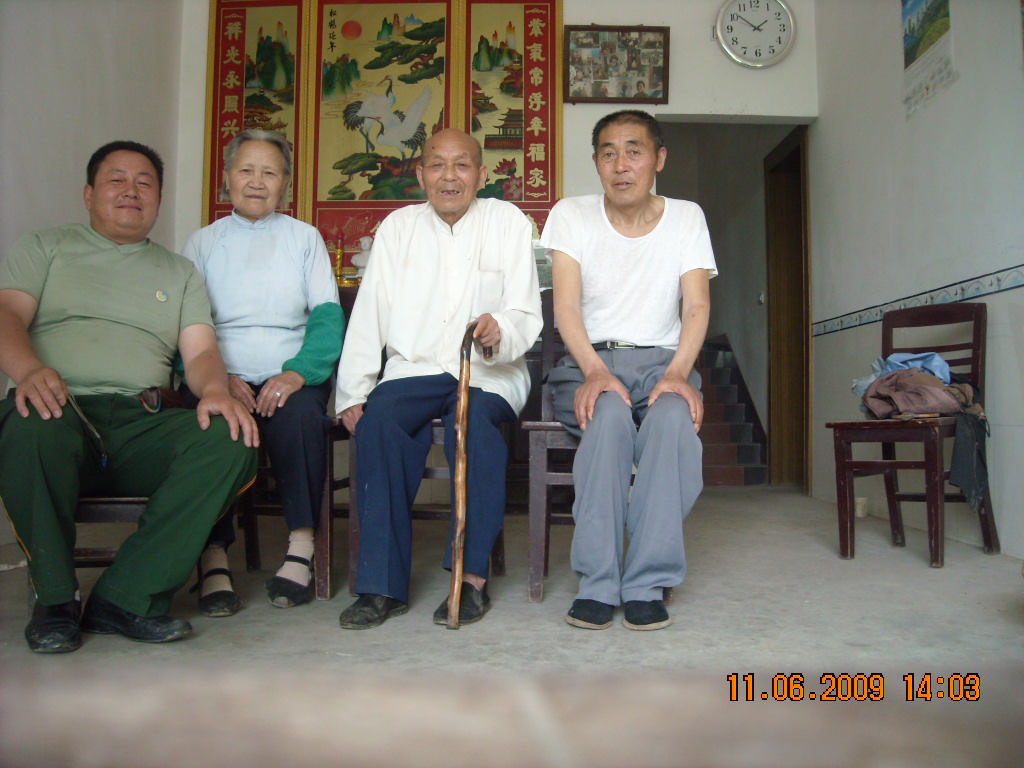 刘伯承夫人汪荣华弟弟：汪法胜三弟汪法立[93世]今年83岁弟媳黄守英[今年73岁]我四人合影！