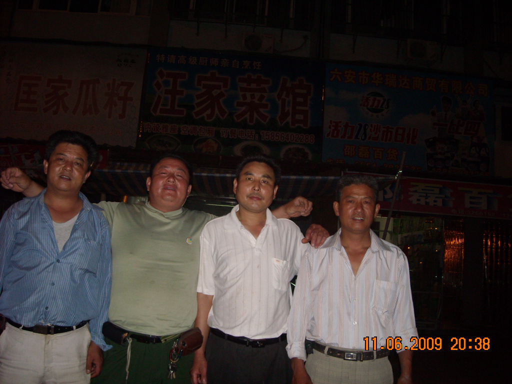 左一汪显海和我同岁、右一是显海弟弟监管宗祠质量