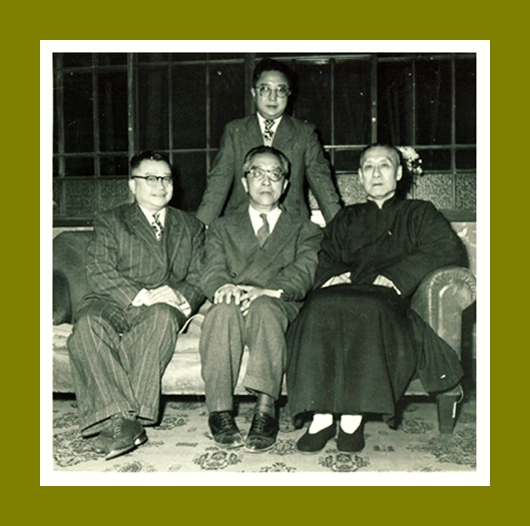 1950年代，束云章与胡适先生、汪竹一（时为台湾工商协会秘书长）等人合影。