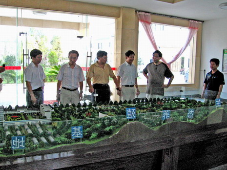 公司老总汪乃威向前来参观的市社科联、汪华文化研究会负责同志介绍公司情况