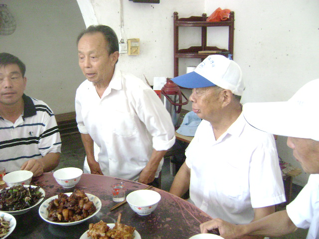 左为汪荣铭老人。