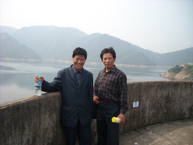 右一为我金寨喜乐福民间艺术团团长杨绪富先生陪同敬军团长,这次两位团长有关业务搭成双子共谋发展