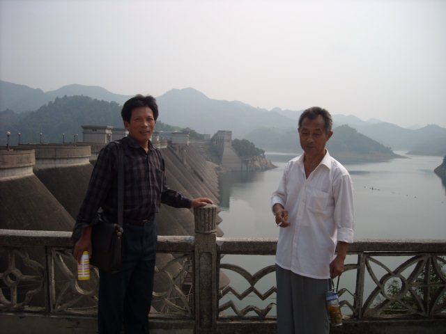 敬军和立品爷爷在美丽的梅山水库大坝