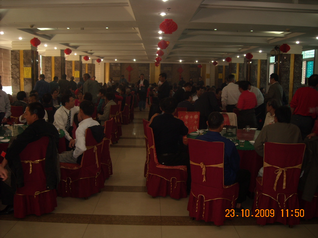 中午大家共聚一餐