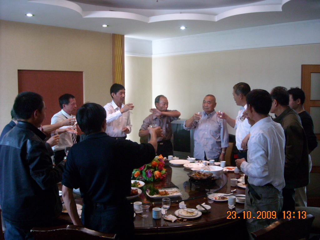 大家共同干杯，祝我汪氏兴旺发达