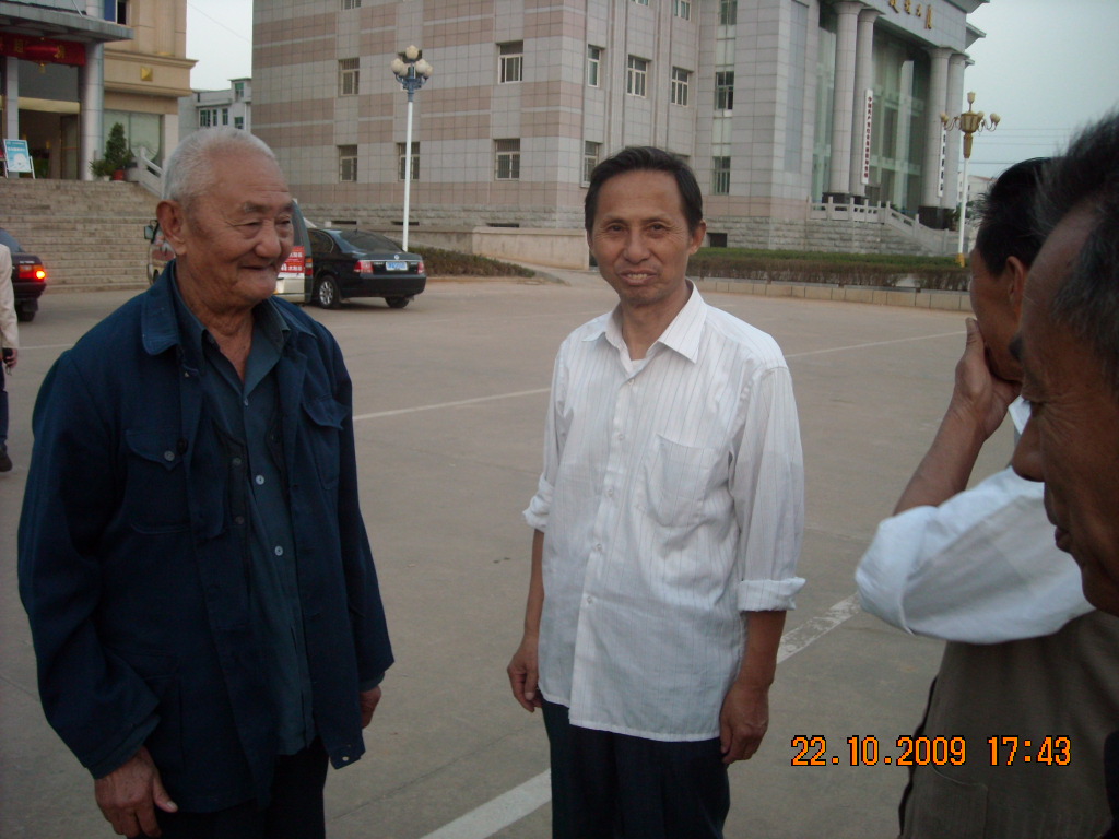 汪济本家与85岁汪德正在一起