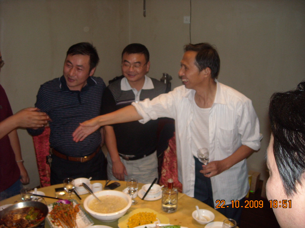 汪济与来自合肥本家一一握手