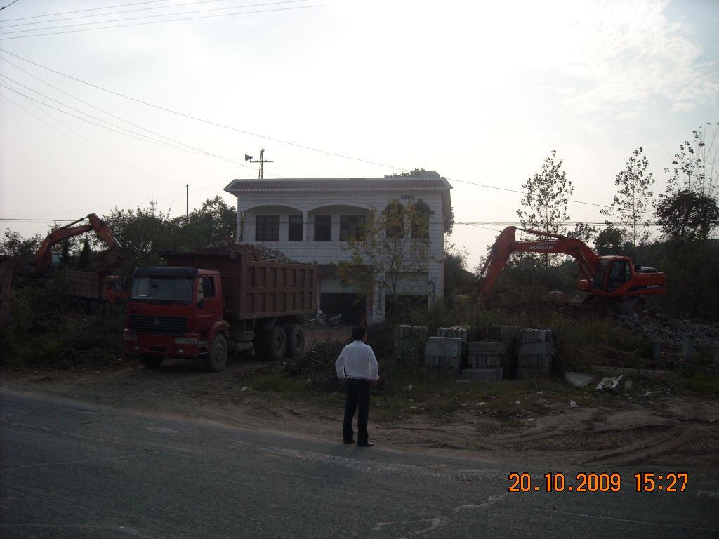 我家房子因开发需要拆迁但我还是要求去红安！