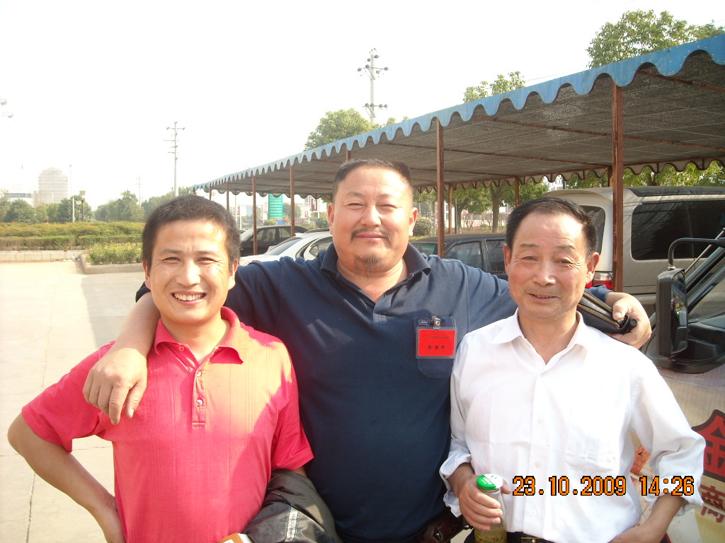 我和仁华运恩两本家合影