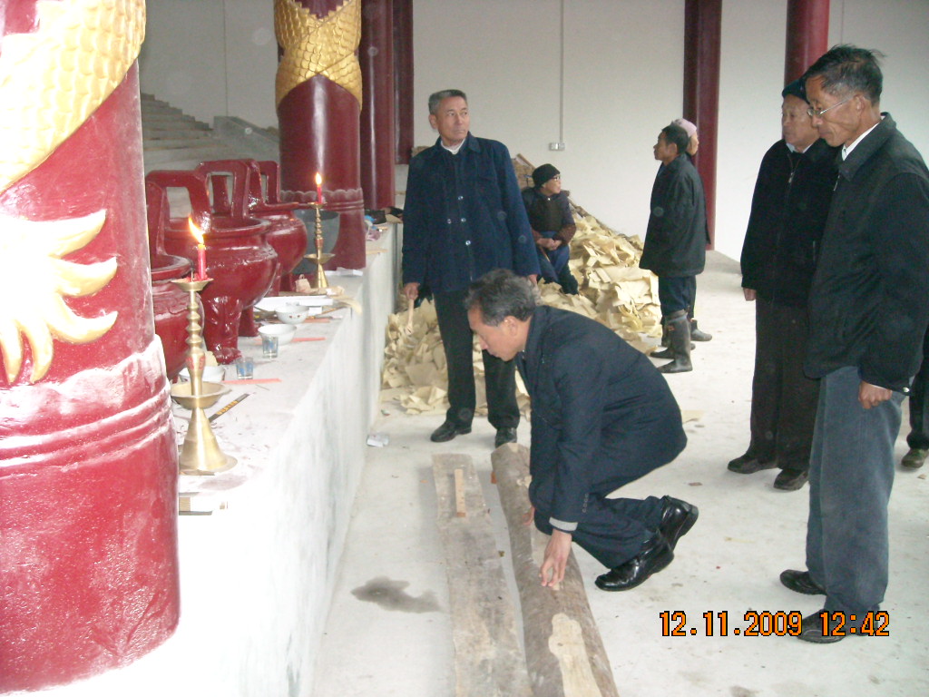 越国堂会长光福先生叩拜先祖