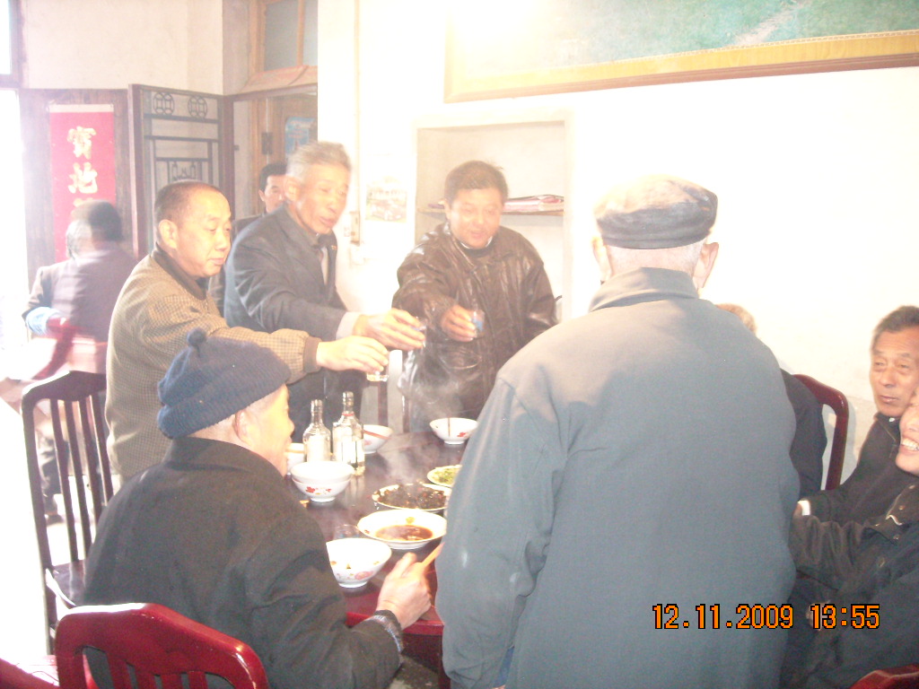 三位手纹堂代表共敬汪德正老人酒