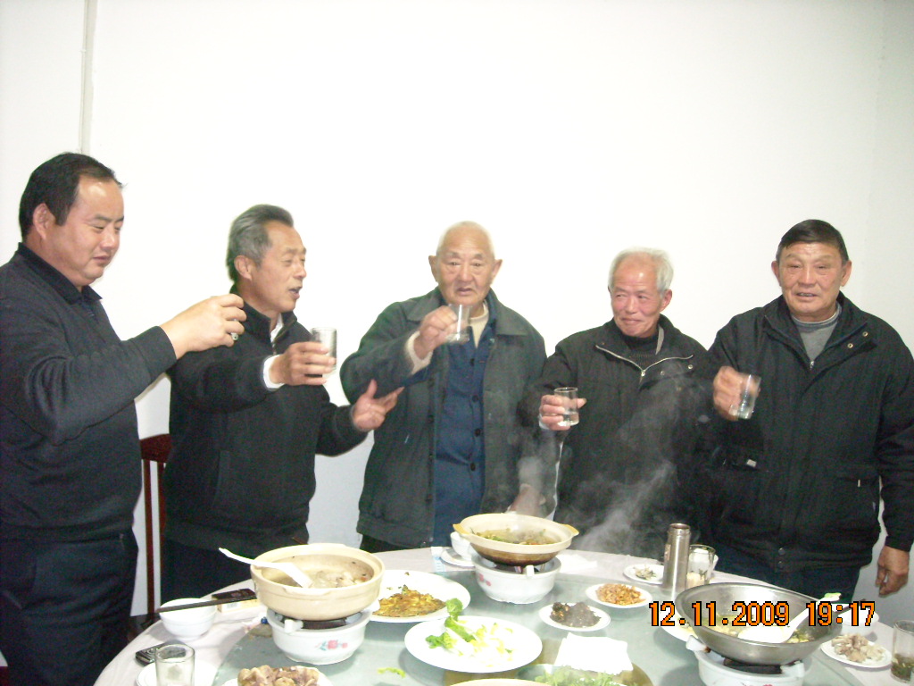 下午回来后汪德福金寨付会长左一为我接风[五位都是89世]