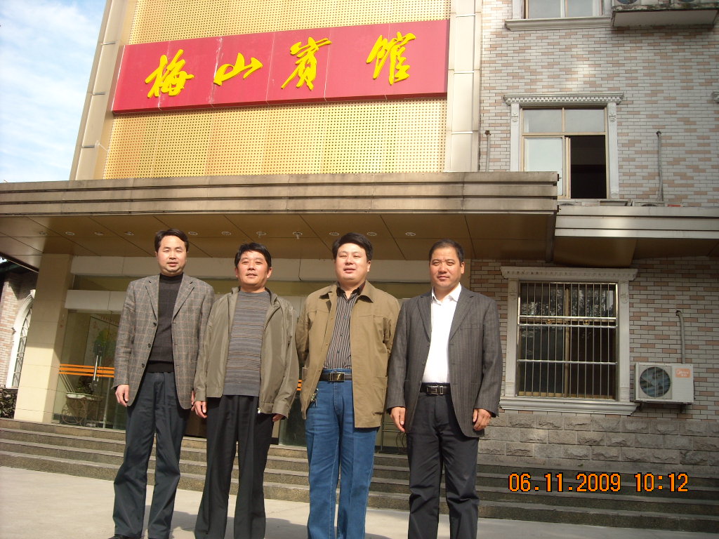 左一固始县泉河乡乡长汪庆勇先生：二是固始县纪委书记汪连成先生；三是固始县石佛乡党委书记、等