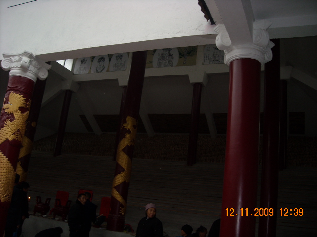 大殿上都是先人牌位