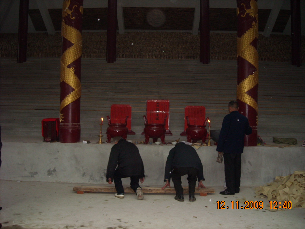 大家争先叩拜司仪敲钟