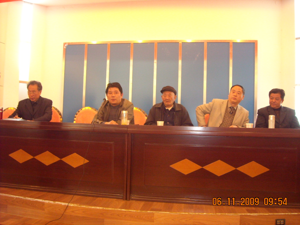 左二汪连成介绍[中国固始根亲文化节]，及政府搭台各姓氏宗唱戏，进一步解放思想观念，大搞氏族大联谊今天文