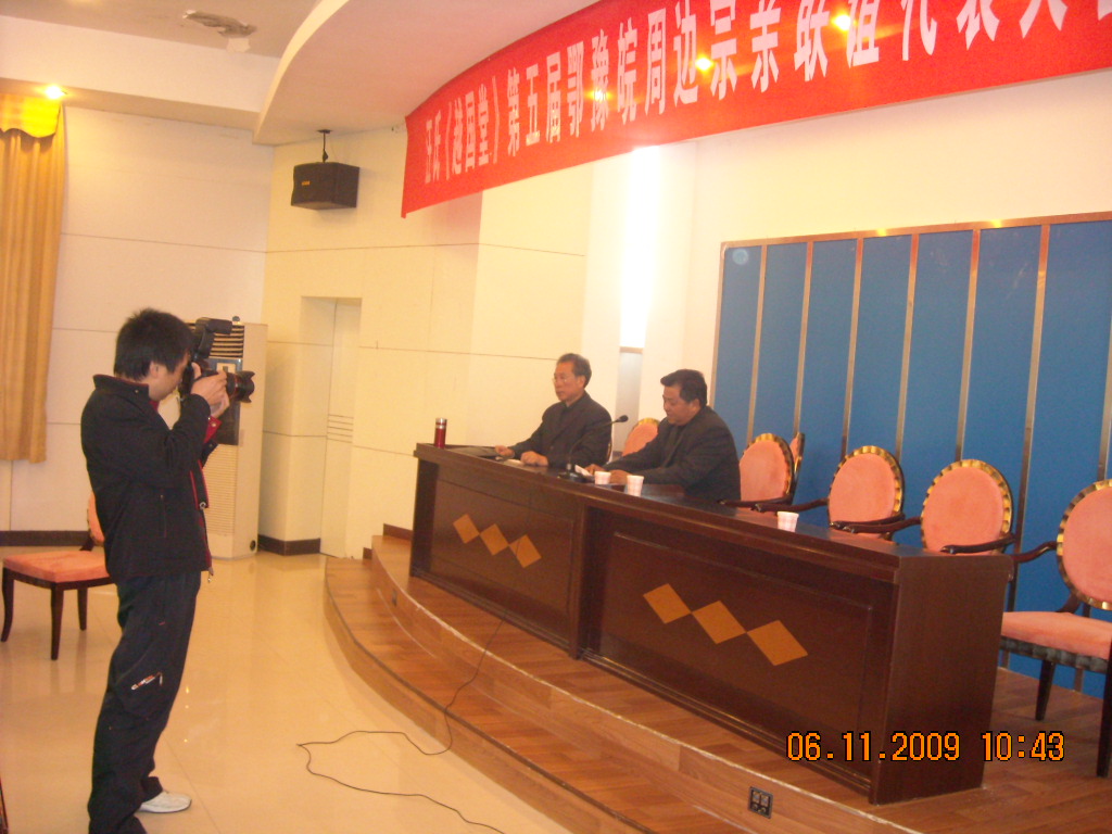 六安市韩摆渡手纹堂汪显海会长介绍新汪氏宗祠经过，大家都付出艰辛劳动筹集资金壹佰多万！