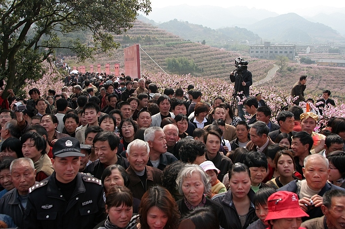 先睹为快的挤挤人头.