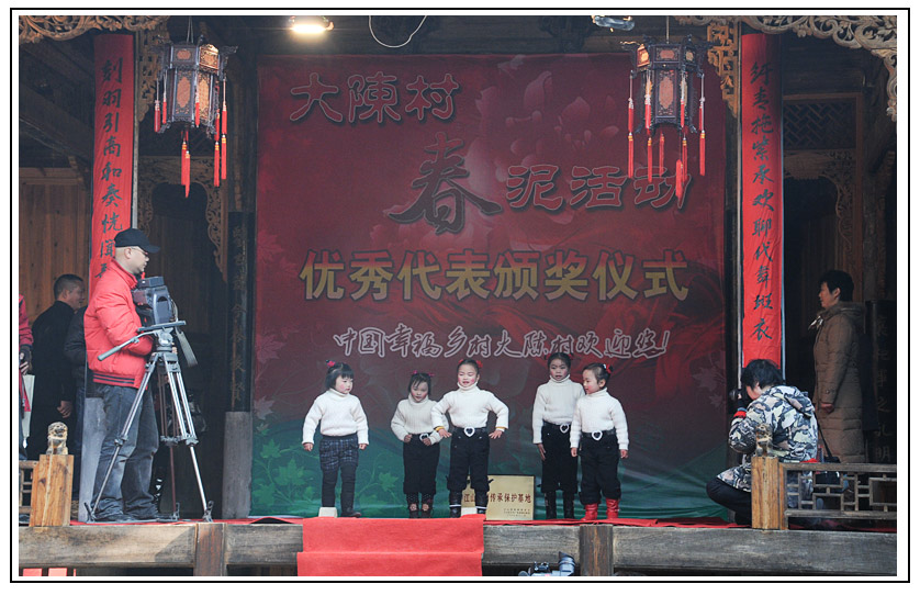 幼儿园的小朋友在演出