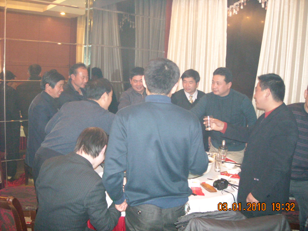 大家共同举杯庆贺新年到来